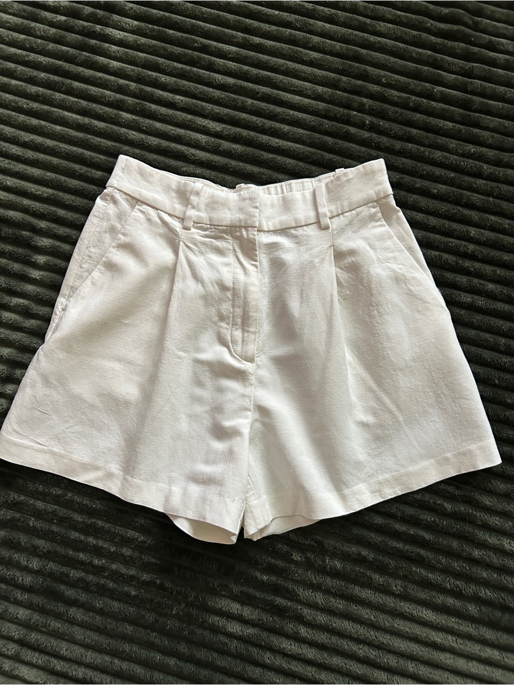 H&M White High-Waist Pleated Women's Shorts